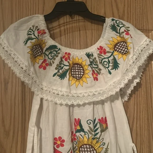 Beautiful embroidered Mexican dress with flowers - Picture 2 of 8